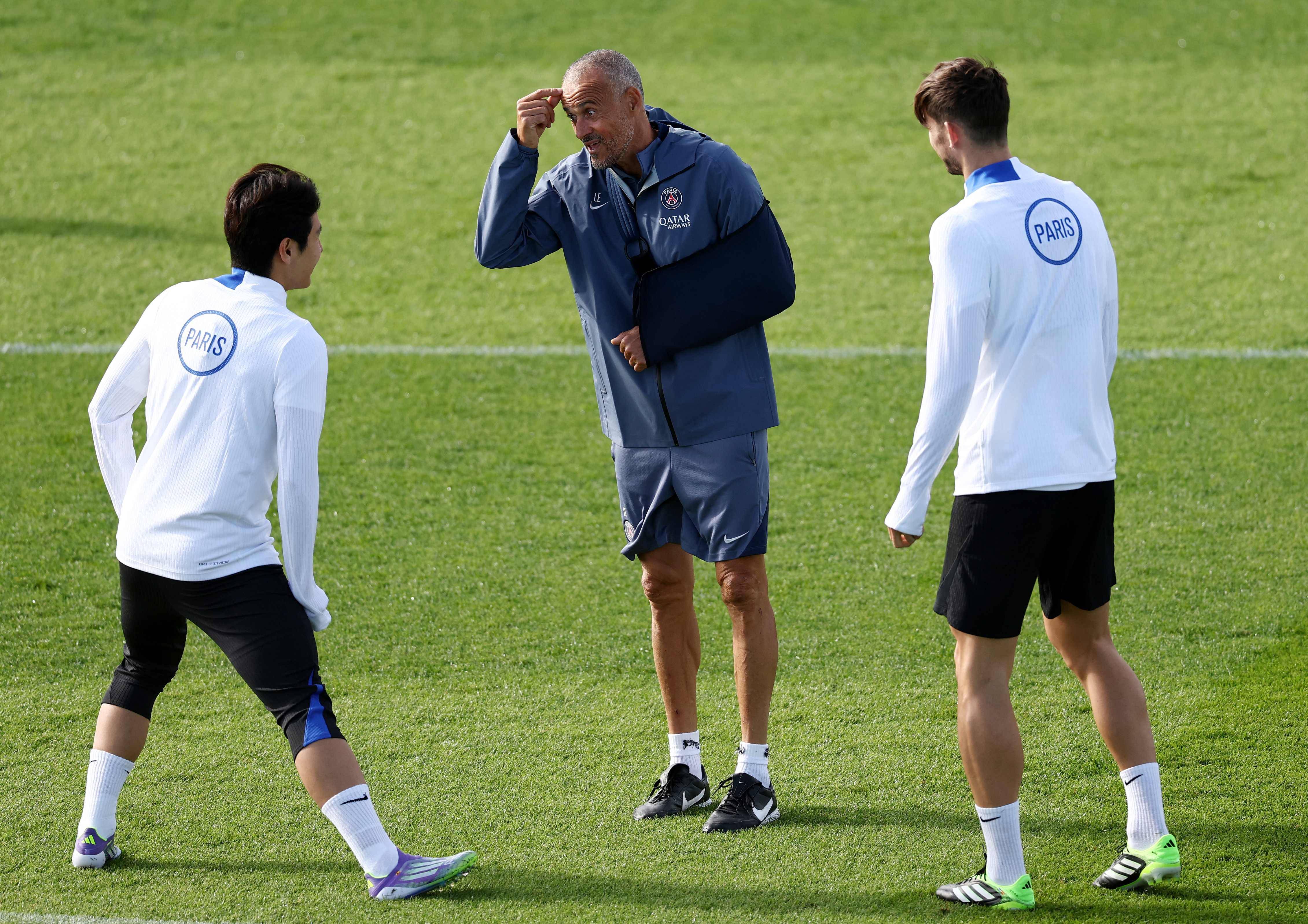 开云体育官网-包含今晚体能课后，巴黎圣日耳曼防线松动备战亚冠，引发热议，轮换策略成焦点的词条-开云体育官网